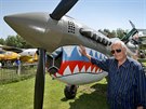 Naden sbratel Karel Tarantk u makety letounu Curtiss P40 Warhawk. (12....