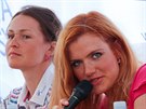 Biatlonistky Veronika Vítková (vlevo) a Gabriela Soukalová pi debat v...