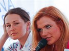 Biatlonistky Veronika Vítková (vlevo) a Gabriela Soukalová pi debat v...