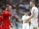 Anglický fotbalista Wayne Rooney (vlevo) ve vzruené debat se slovinským...