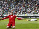Anglický kapitán Wayne Rooney se raduje poté, co vstelil tetí gól svého týmu...
