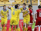 Ukrajinec Denys Garma (tetí zleva) se raduje se spoluhrái z gólu v duelu s...