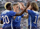 Amerití fotbalisté Mix Diskerud, Aron Johannsson a Gyasi Zardes (zprava) slaví...