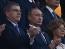 Pedseda Mezinárodního olympijského výboru Thomas Bach (vlevo) a ruský...