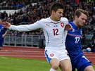 Islandský fotbalista Aron Gunnarsson (vpravo) má k míi blí ne eský záloník...