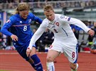 Islandský fotbalista Birkir Bjarnason (vlevo) stíhá eského záloníka Davida...
