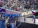 etí sportovci nastupují na plochu stadionu v Baku, kde se odehrálo slavnostní...