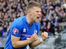 Islandtí fotbalisté oslavují trefu do eské branky.