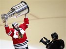 Brent Seabrook z Chicaga zvedl nad hlavu Stanley Cup.