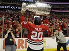 Brandon Saad z Chicaga slaví se Stanley Cupem