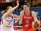 eská basketbalistka Alena Hanuová (vlevo) brání Anastasii Veramejenskovou z...