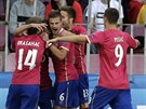 Srbtí fotbalisté oslavují gól proti Nmecku.