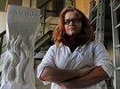 Studentka Adéla Kabaová s modelem sochy k výroí upálení Mistra Jana Husa.
