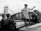 Claudia Cardinale piletla do Karlových Var v roce 1964 Zábr ze snímku...