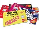 Bankovní karty s logem legendární punkové kapely Sex Pistols.