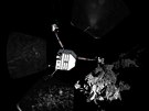 Upravený „panoramatický“ snímek okolí sondy Philae s vloženým obrázkem sondy...