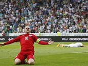 Anglick kapitn Wayne Rooney se raduje pot, co vstelil tet gl svho tmu...