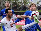 Birkir Bjarnason (vpravo) z Islandu dostal direkt, míč do jeho obličeje poslal...
