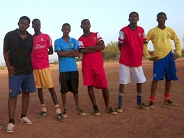 Mladí lidé v Súdánu  Chlapci ekají na zahájení fotbalového zápasu v...