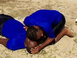 Mladí lidé v Súdánu  Charitativní organizace Niltí plavci bhem preventivní...
