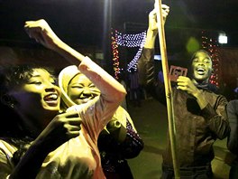 Mladí lidé v Súdánu  Mladí lidé taní na svatební oslav svých pátel v...
