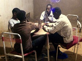 Mladí lidé v Súdánu  Návtvníci karetního klubu bhem hry v Omburmanu. (23....