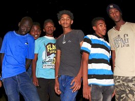 Mladí lidé v Súdánu  Bruslai z veejné zahrady v hlavním mst pózují...