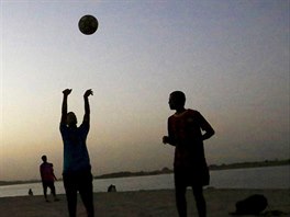 Mladí lidé v Súdánu  Volejbalový zápas na behu Nilu pi západu slunce. (16....