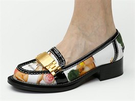 Elegantní a práv te velice módní alternativou nazouvacích bot jsou mokasíny....