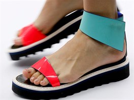 I letos pokrauje trend sandál ve sportovním stylu na rovné platform, které...