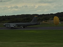 Americk bombardr B-52 pistv na zkladn ve Fairfordu