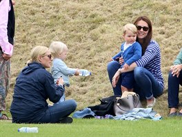 Vévodkyn Kate se synem a Zara Phillipsová s dcerou