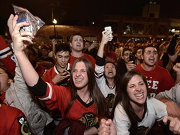 Fanynky a fanouci oslavuj Stanley Cup pro Chicago Blackhawks.