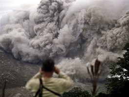 Indonéská sopka Mount Sinabung patí k nejaktivnjím vulkánm na svt (16....