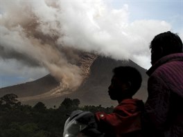 Indonéská sopka Mount Sinabung patí k nejaktivnjím vulkánm na svt (16....