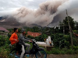 Indonéská sopka Mount Sinabung patí k nejaktivnjím vulkánm na svt (13....