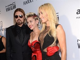 Miley Cyrusová a její rodi�e Billy Ray Cyrus a Tish Cyrusová (New York, 16....