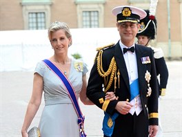 Britský princ Edward a jeho manželka Sophie na svatbě švédského prince Carla...