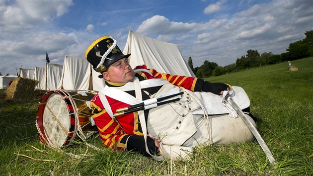 Pes 5000 nadenc v dobovch uniformch z 52 zem se 360 komi a stovkou dl pedvede rekonstrukce hlavnch moment slavn bitvy u Waterloo. (18. ervna 2015)