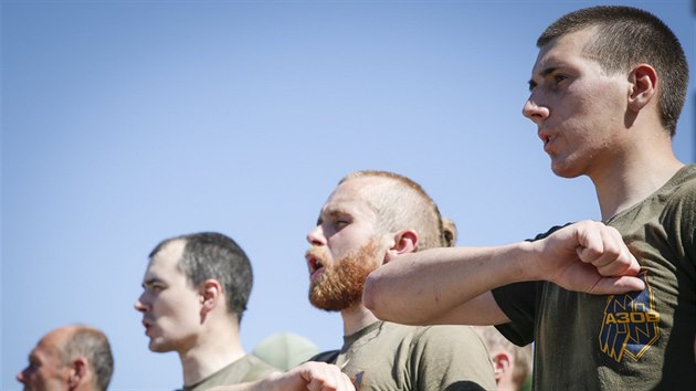 Cvičení ukrajinského dobrovolnického oddílu Azov v Kyjevě (13. června 2015)