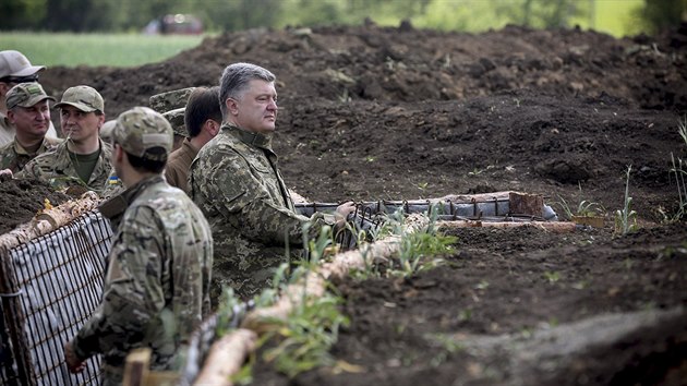 Ukrajinsk prezident Petro Poroenko na obhldce opevnn v Donck oblasti (11. ervna 2015)