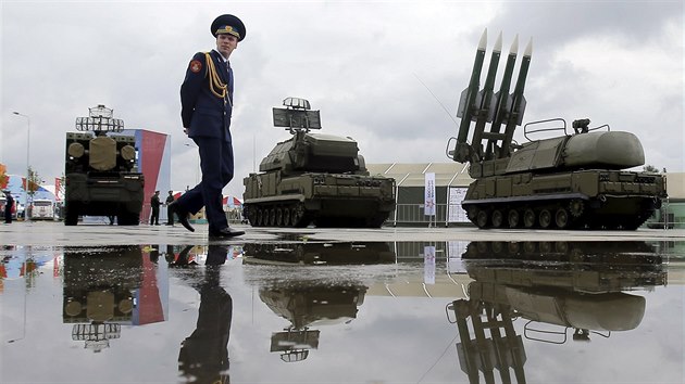 Raketov systm Buk-1M na vojenskm veletrhu Armda 2015 v tzv. Vlasteneckm parku nedaleko Moskvy. (16. ervna 2015)