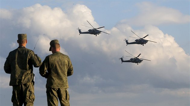 Rusk helikoptry Mi-28 na zahjen vojenskho veletrhu Armda 2015 v tzv. Vlasteneckm parku nedaleko Moskvy (16. ervna 2015)