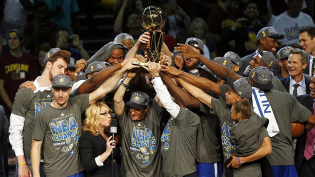 AMPIONI NBA. Basketbalisté Golden State s trofejí pro vítze NBA.