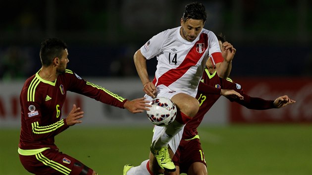 Claudio Pizarro se sna odpoutat od brncch hr Venezuely. Vlevo je Gabriel Cichero, vpravo Luis Seijas.