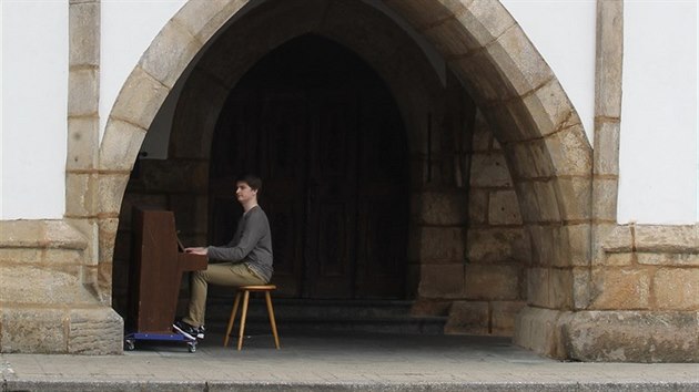 Student Jindich Domanja inicioval umstn veejnho piana do podloub radnin ve v Kadani.