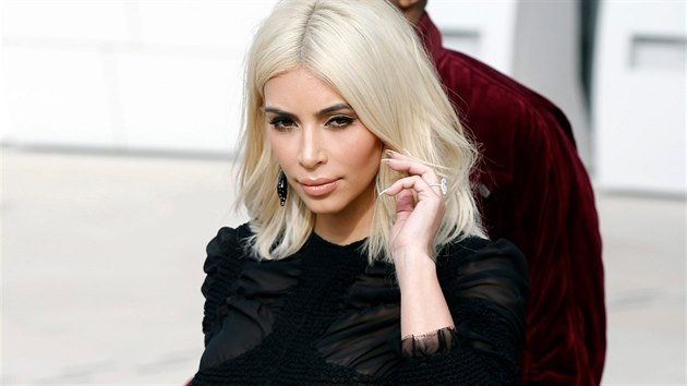 Kim Kardashianová si během pařížského týdne módy vyzkoušela, jaké to je být platinovou blondýnkou. (11. březen 2015)