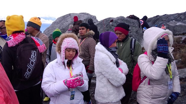 Turist ekaj na helikoptru na malajsijsk hoe Kinabalu pot, co oblast byla postiena zemtesenm (5. ervna 2015).