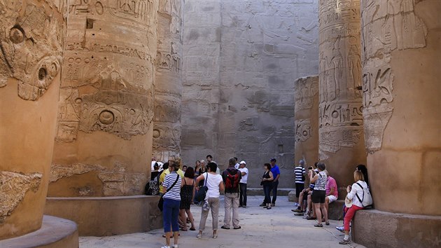 Turist si prohl relify na sloupech v chrmovm komplexu Karnak, kter le v egyptskm Luxoru.