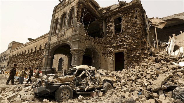 Poničená budova jemenského ministerstva obrany v Sanaa (10. června 2015).